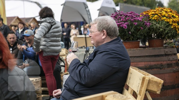 National Wine Day gathers thousands of Moldovan and foreign visitors (photo report)