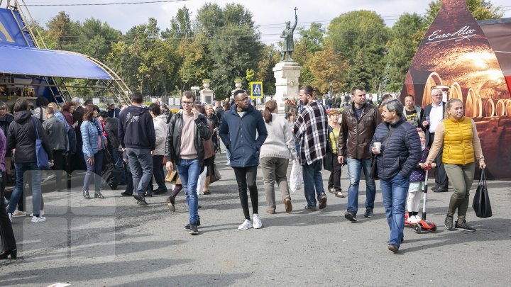 National Wine Day gathers thousands of Moldovan and foreign visitors (photo report)