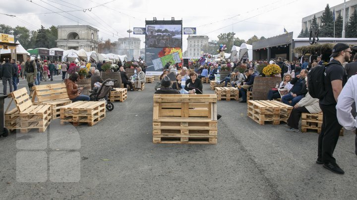 National Wine Day gathers thousands of Moldovan and foreign visitors (photo report)