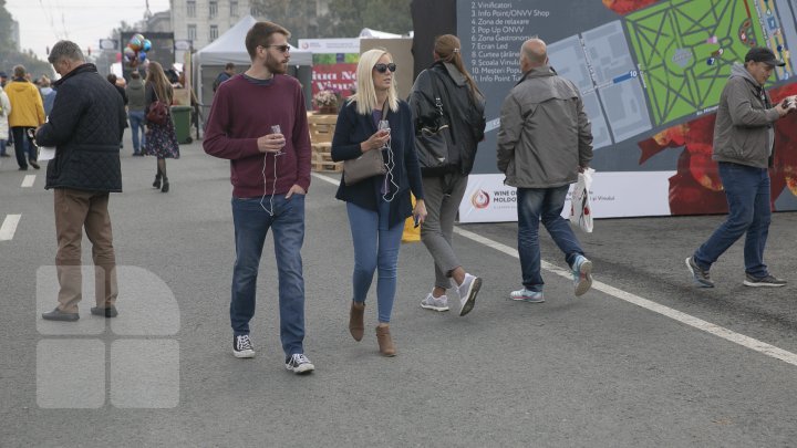 National Wine Day gathers thousands of Moldovan and foreign visitors (photo report)