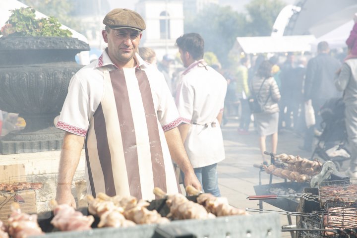 National Wine Day gathers thousands of Moldovan and foreign visitors (photo report)