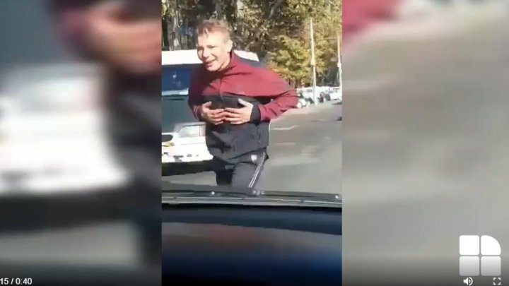 Video shows a man on drug walking and scaring people in Chisinau's Buiucani district 