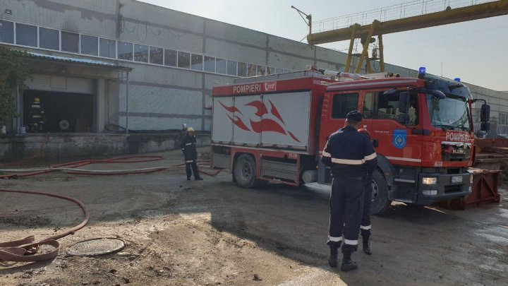 Warehouse in Ciocana district caught fire. Six fire trucks are on scene (video)