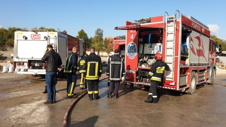 Warehouse in Ciocana district caught fire. Six fire trucks are on scene (video)