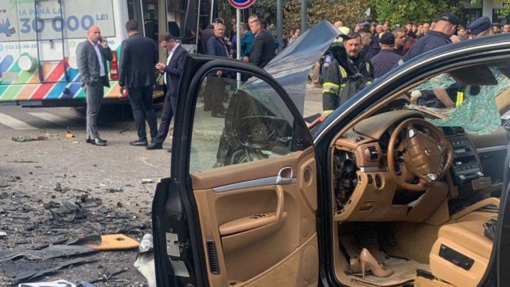 Dramatic cam footage shows moment of Porsche car ramming into trolleybus 