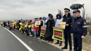 STOP ACCIDENT! Nearly hundred of Orhei students carry out road safety flash-mod 