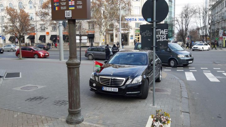 Car with diplomatic number seen parking irregularly on sidewalk in front of City Hall