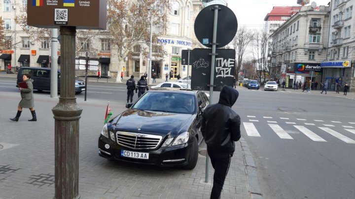 Car with diplomatic number seen parking irregularly on sidewalk in front of City Hall