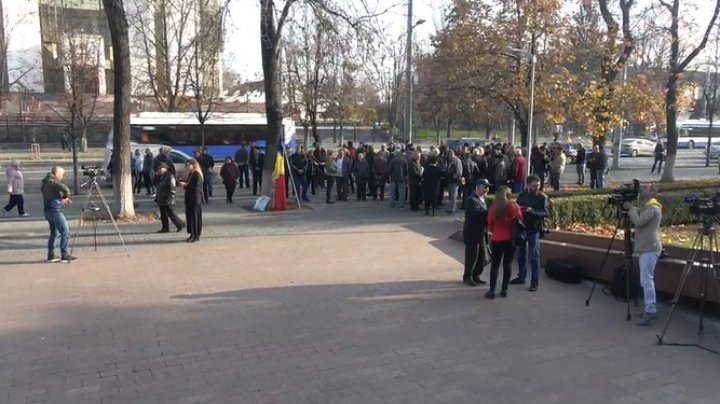 Protesters rallying in Parliament to support Maia Sandu during parliament plenary 