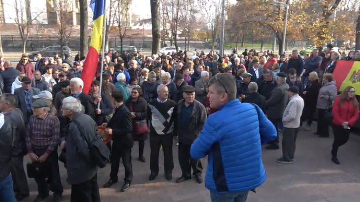 Protesters rallying in Parliament to support Maia Sandu during parliament plenary 