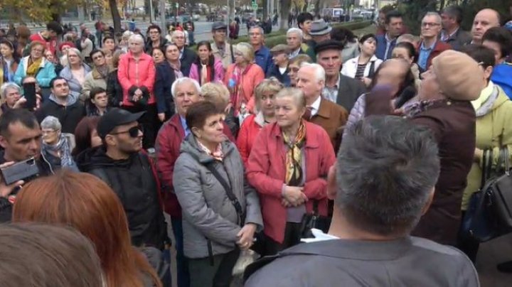 Protesters rallying in Parliament to support Maia Sandu during parliament plenary 