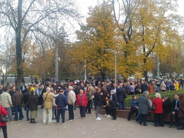 Dozens protesting in Parliament to support Sandu Government: We want independent prosecutor 