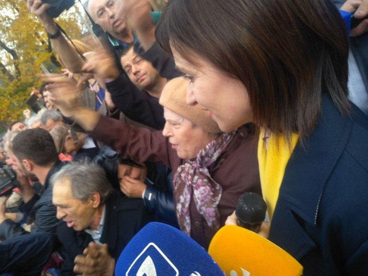 Dozens protesting in Parliament to support Sandu Government: We want independent prosecutor 