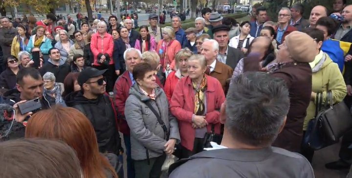 Dozens protesting in Parliament to support Sandu Government: We want independent prosecutor 