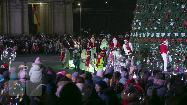 Moldova's main Christmas tree inaugurated in Chisinau (photos)