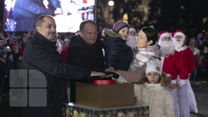 Moldova's main Christmas tree inaugurated in Chisinau (photos)