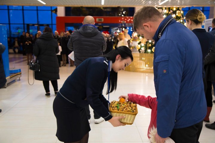 Joyful songs and smiles at entrance to Moldova for the festive season