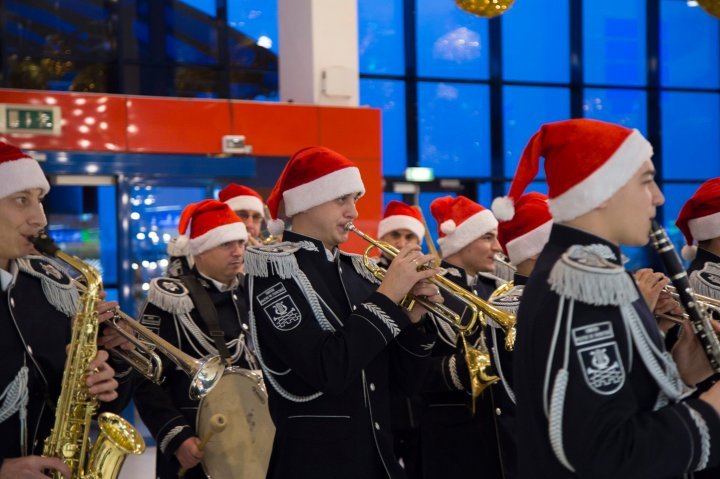 Joyful songs and smiles at entrance to Moldova for the festive season