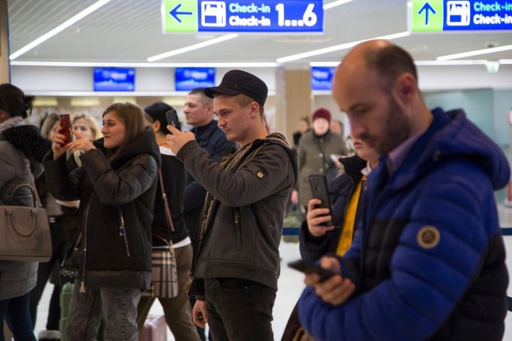 Joyful songs and smiles at entrance to Moldova for the festive season