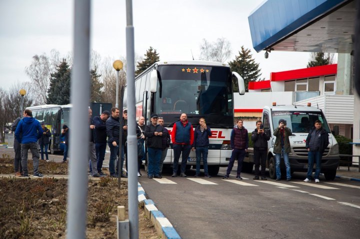 Joyful songs and smiles at entrance to Moldova for the festive season