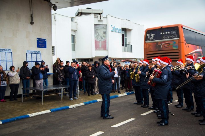 Joyful songs and smiles at entrance to Moldova for the festive season