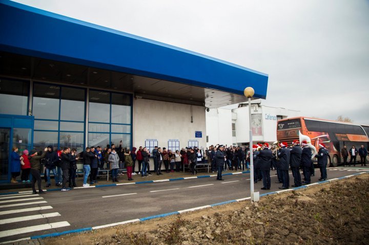 Joyful songs and smiles at entrance to Moldova for the festive season