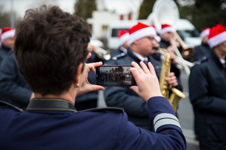 Joyful songs and smiles at entrance to Moldova for the festive season