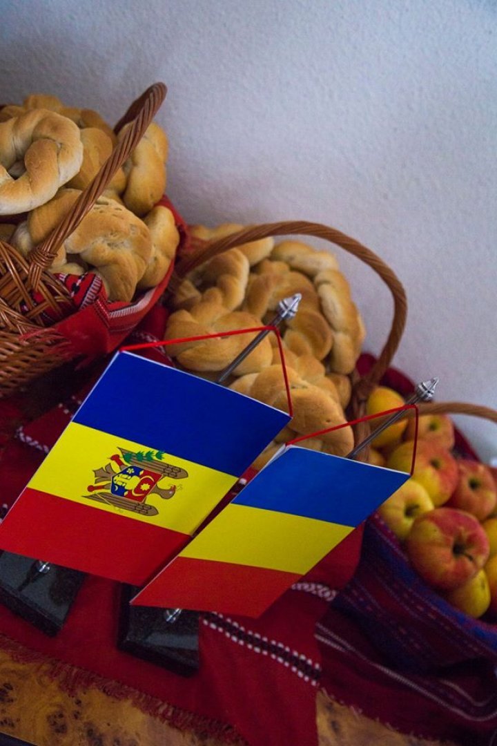 Joyful songs and smiles at entrance to Moldova for the festive season