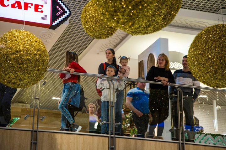 Joyful songs and smiles at entrance to Moldova for the festive season