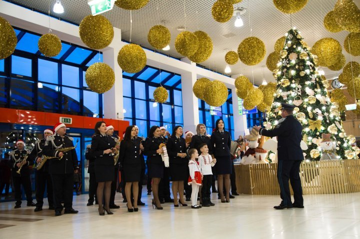 Joyful songs and smiles at entrance to Moldova for the festive season