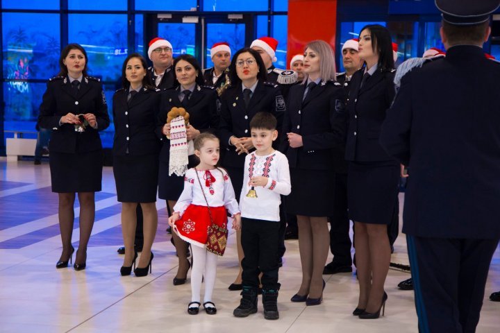 Joyful songs and smiles at entrance to Moldova for the festive season