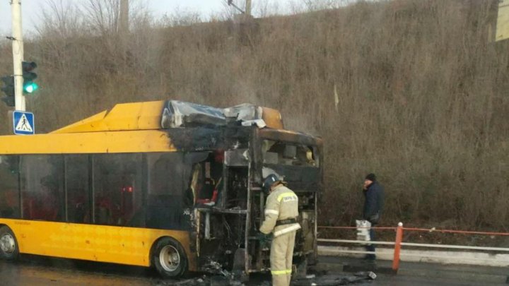 Bus with workers on board bursts into flames in a Transnistria's village (video)