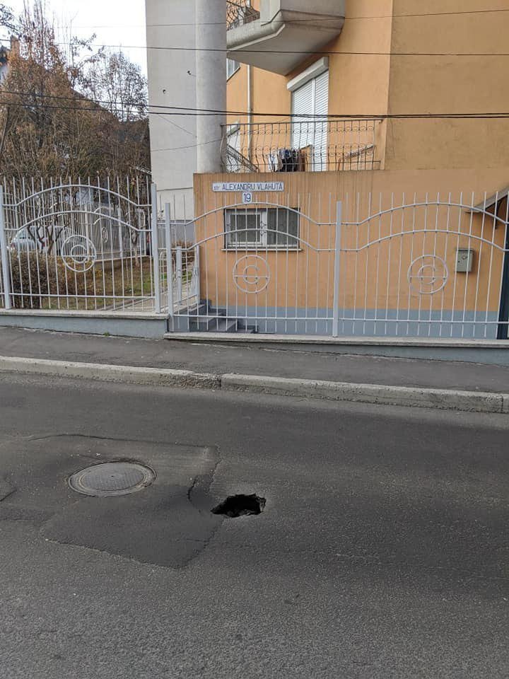 Watch out! Dangerous hole on Chisinau streets 