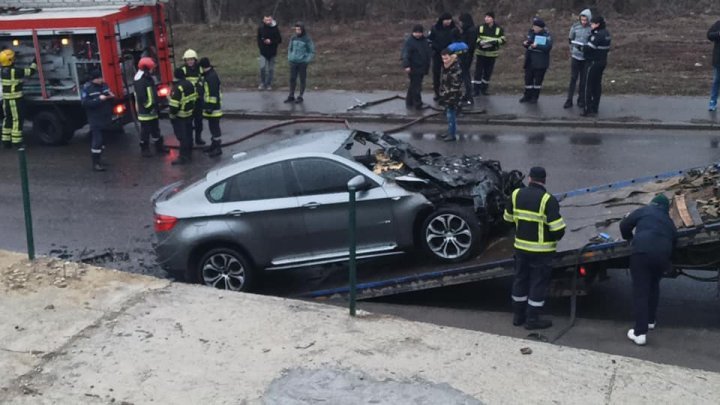 Car suddenly caught fire on Chisinau street (video)