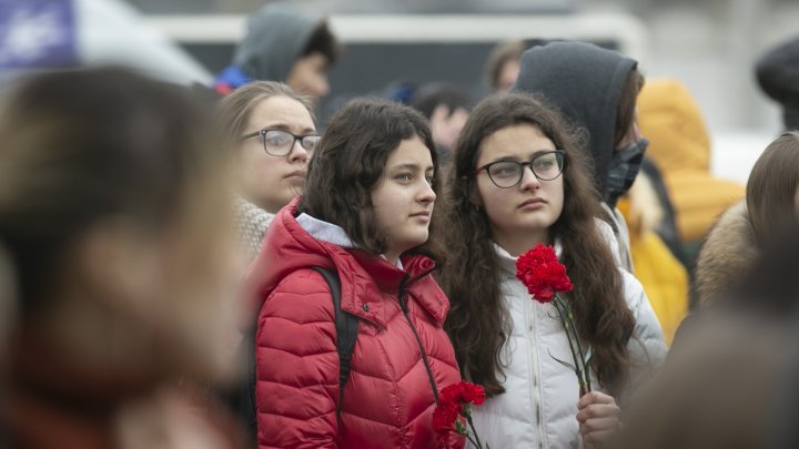 Flowers laid at Chisinau Victims of Fascism monument (photo report)