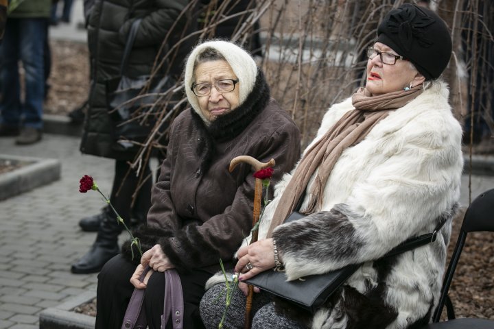 Flowers laid at Chisinau Victims of Fascism monument (photo report)