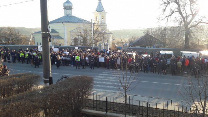 Costesti villagers rally before Ialoveni Police Inspectorate seeking justice after man was beaten to death 