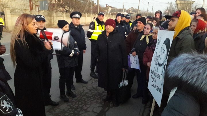 Costesti villagers rally before Ialoveni Police Inspectorate seeking justice after man was beaten to death 