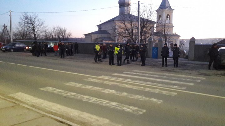 Costesti villagers rally before Ialoveni Police Inspectorate seeking justice after man was beaten to death 