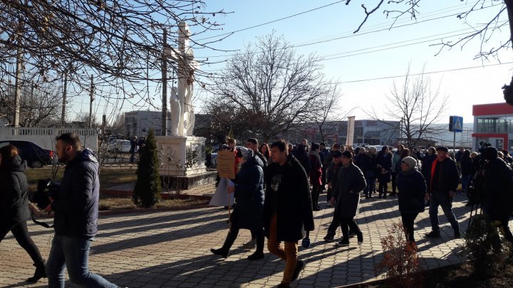 Costesti villagers rally before Ialoveni Police Inspectorate seeking justice after man was beaten to death 