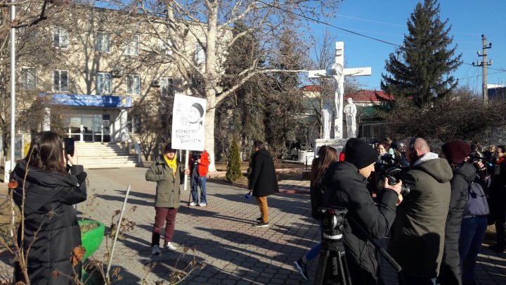 Costesti villagers rally before Ialoveni Police Inspectorate seeking justice after man was beaten to death 