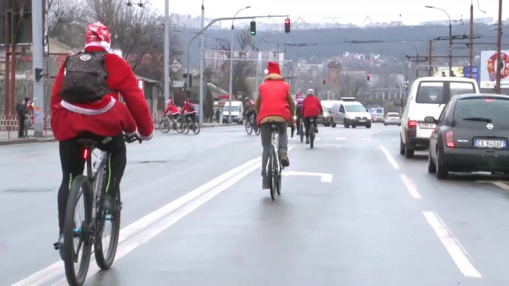 Families in Chisinau heartened by incredible Santa Clauses on Bicycle 