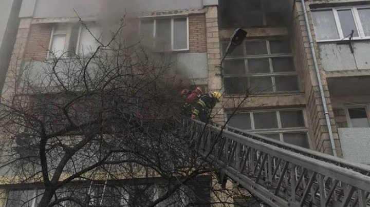 Râșcani fire: A minor rescued by firemen out of flaming apartment 