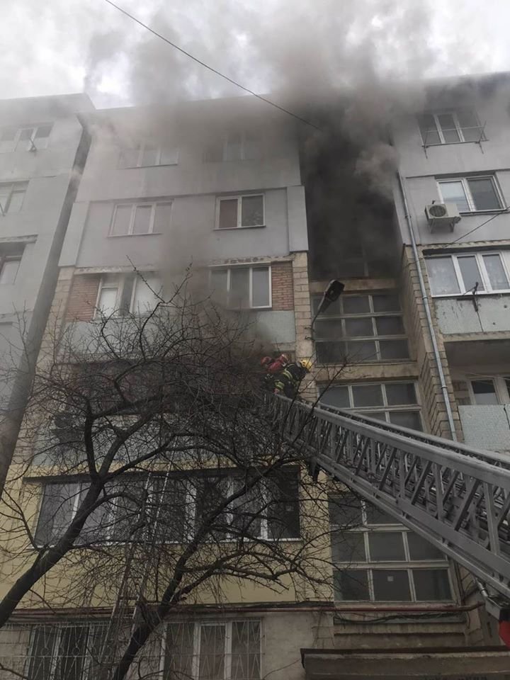 Râșcani fire: A minor rescued by firemen out of flaming apartment 