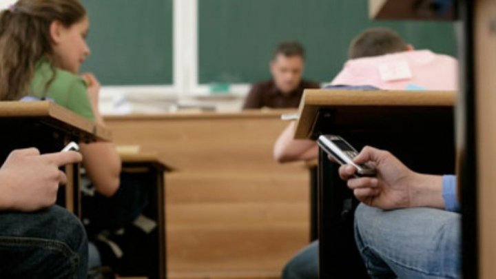 Schools say no to cellphones in class starting September 1, PM proposes 