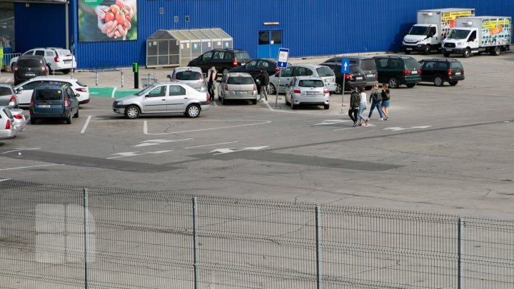 Chisinau amidst coronavirus pandemic: Kilometers-long queues at supermarkets for grocery (photos)