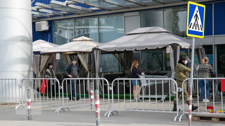 Chisinau amidst coronavirus pandemic: Kilometers-long queues at supermarkets for grocery (photos)