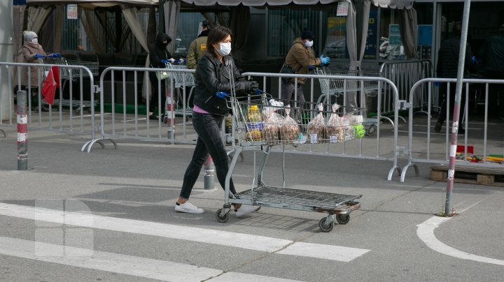 Chisinau amidst coronavirus pandemic: Kilometers-long queues at supermarkets for grocery (photos)