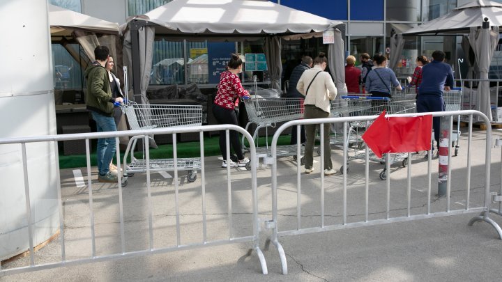 Chisinau amidst coronavirus pandemic: Kilometers-long queues at supermarkets for grocery (photos)