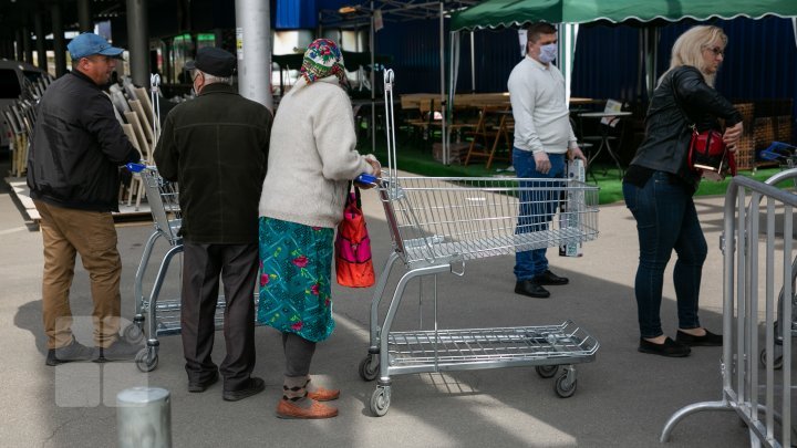 Chisinau amidst coronavirus pandemic: Kilometers-long queues at supermarkets for grocery (photos)